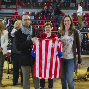 Oscar posa con la camiseta del Atlético que se sorteó en el descanso del I Cuadrangular Solidario a favor de la AVT